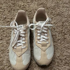 Nike shoes they have only been worn 1 time